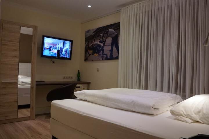 Room 3 of 79
