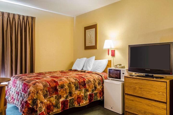 1 King Bed (2 of 18)