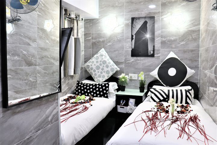Room 10 of 32