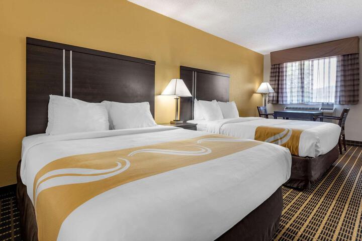 1 Queen Bed (3 of 6)