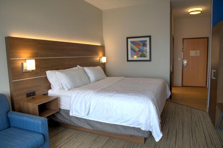 1 King Bed (10 of 13)