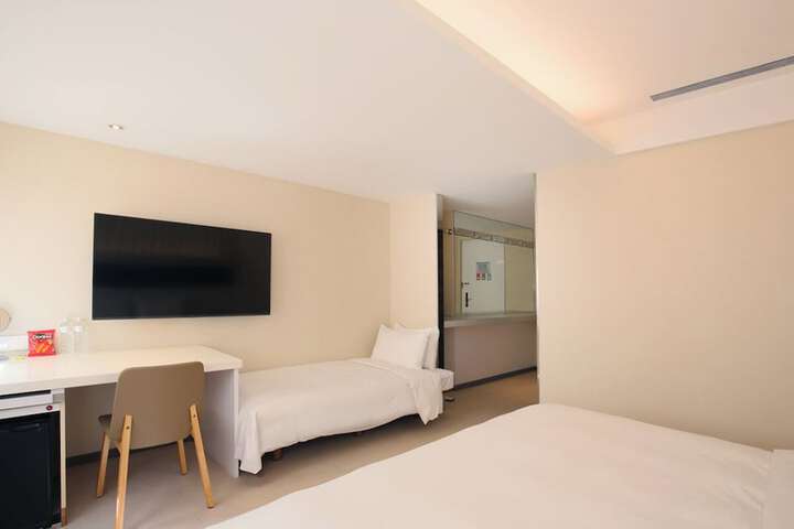 Room 16 of 49