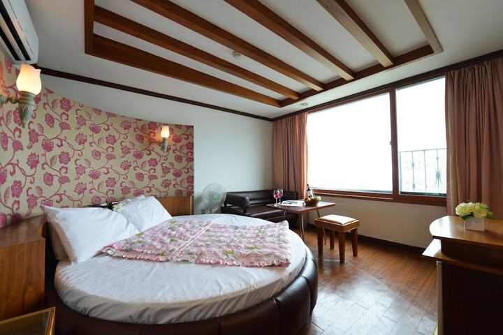 Room 10 of 64
