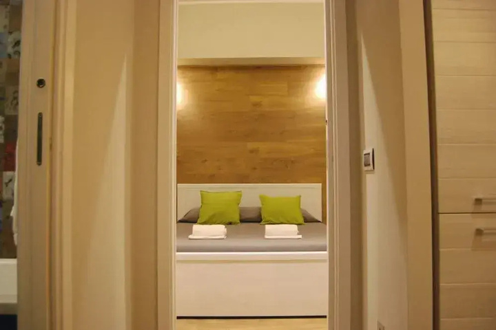 Room 7 of 12