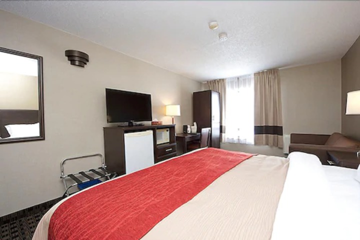 1 King Bed (1 of 7)