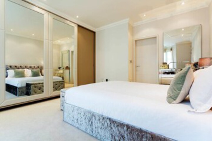 Room 13 of 18