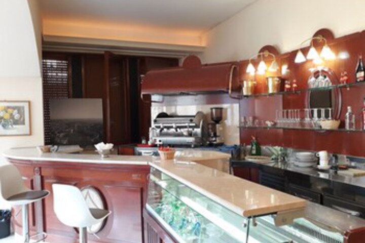Lounge 3 of 24