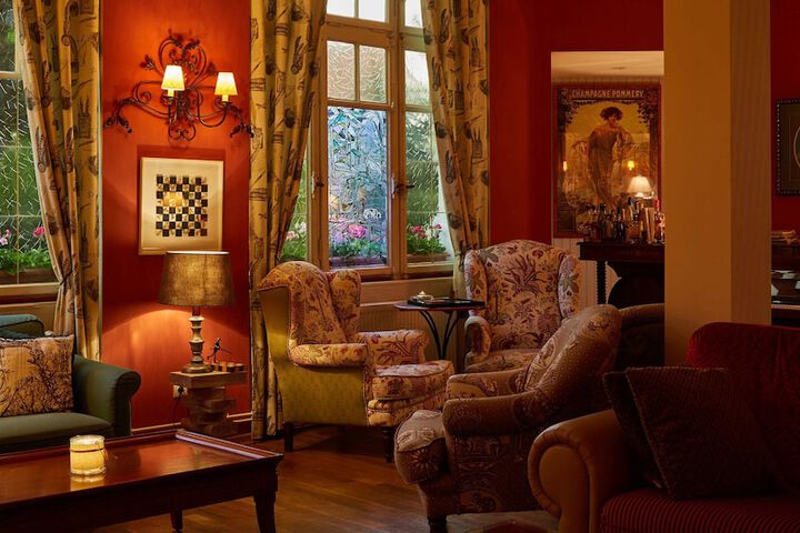 Lobby lounge