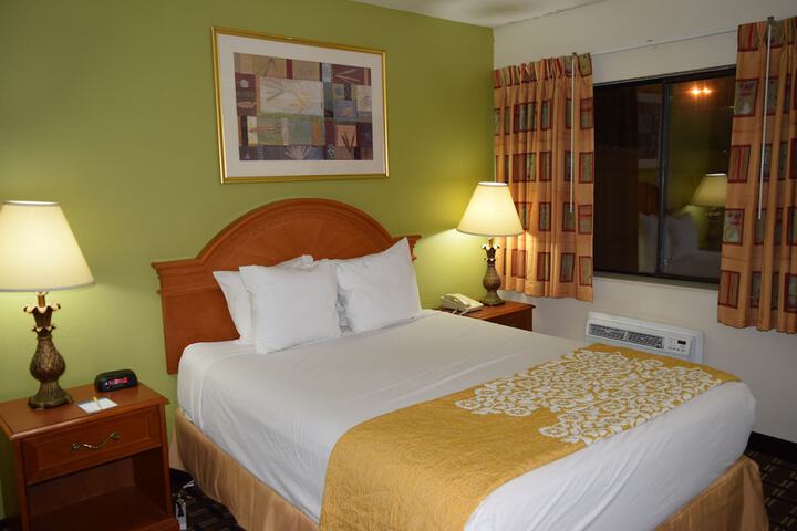1 Queen Bed No Elevator (10 of 33)