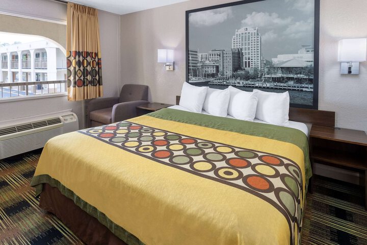 1 King Bed (6 of 8)