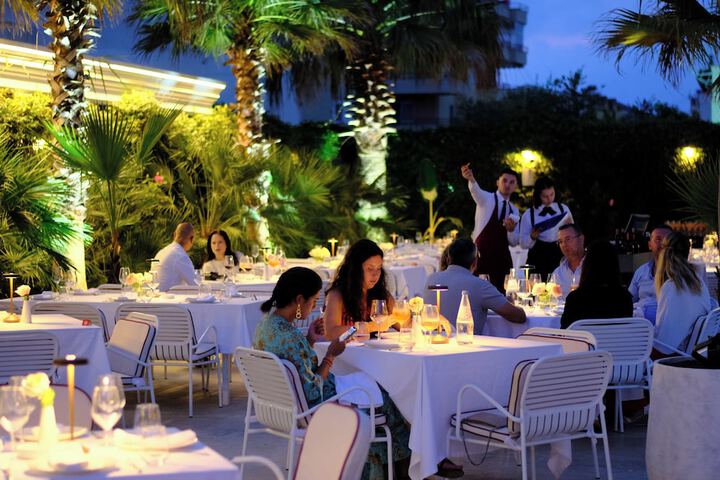 Dining 76 of 112