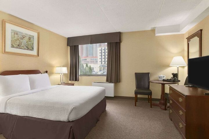 Room 4 of 32
