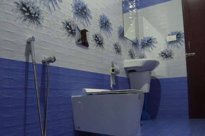 Room 4 of 8