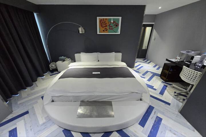 Room 10 of 184