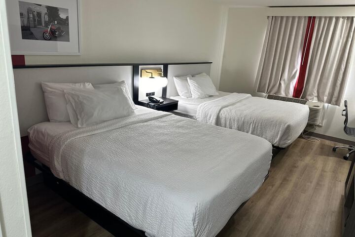 2 Queen Beds (7 of 12)