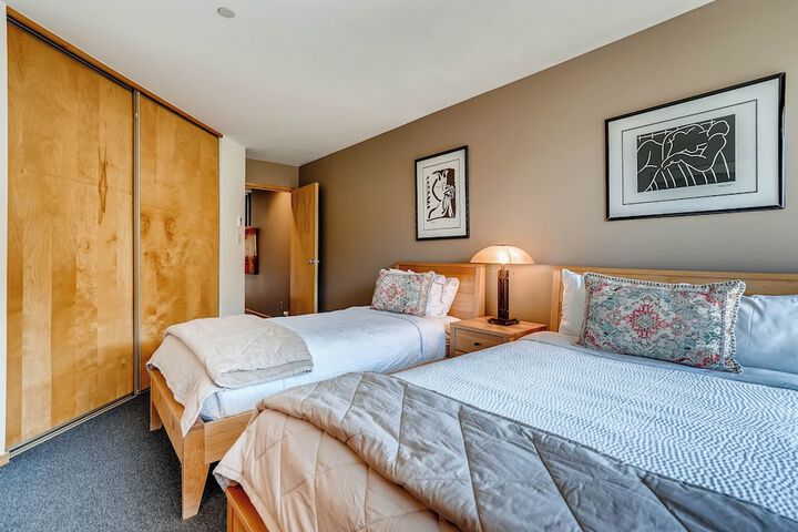 Room 16 of 215