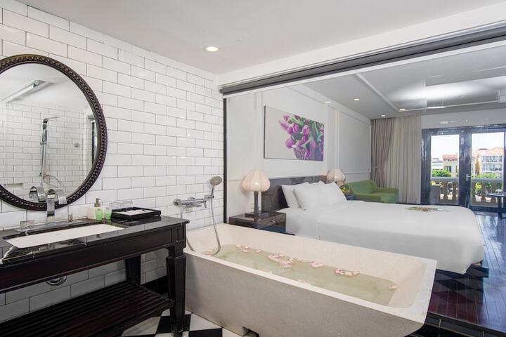Room 33 of 60