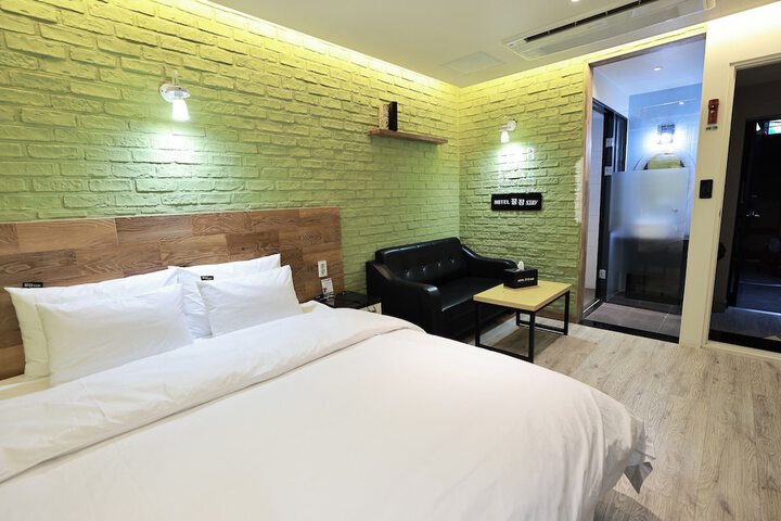 Room 47 of 93