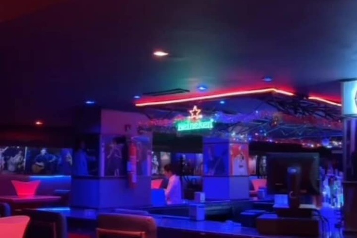 Lounge 22 of 25