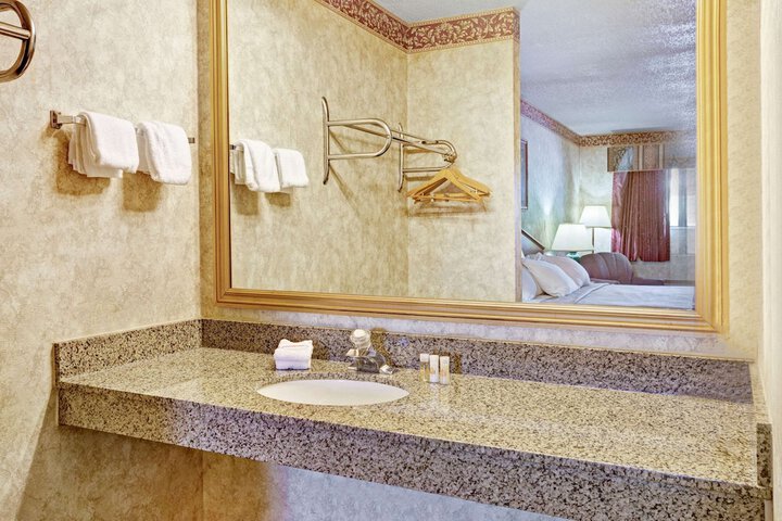 1 King Bed (4 of 6)