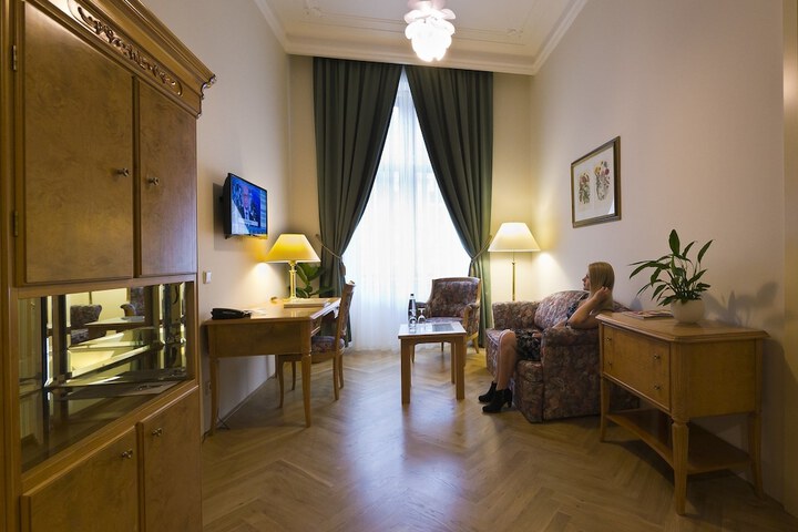 Room 27 of 82