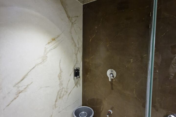 Room 10 of 18
