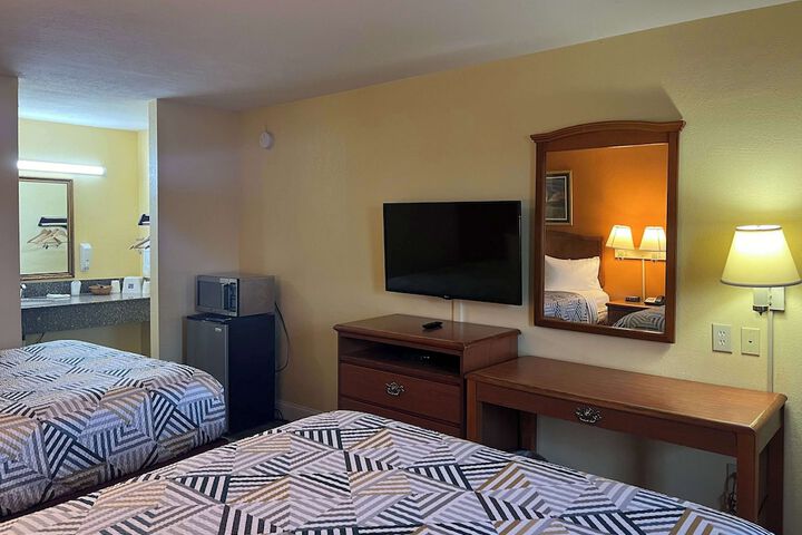 Room 11 of 16
