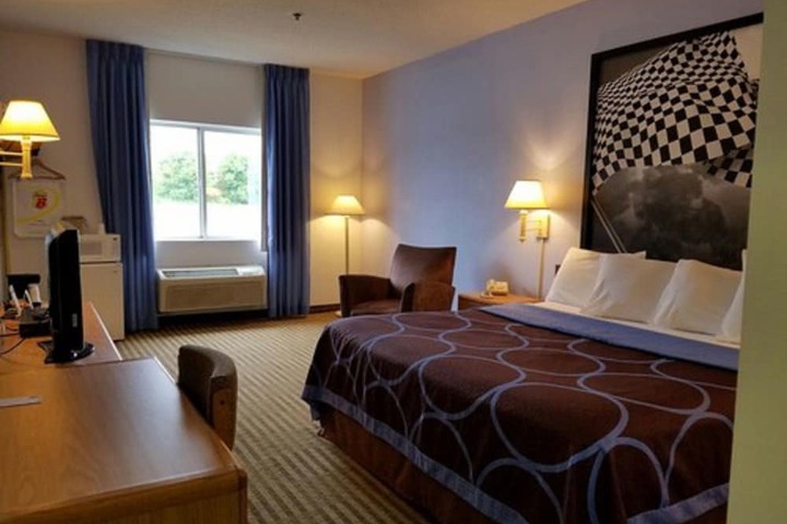 1 King Bed (8 of 10)