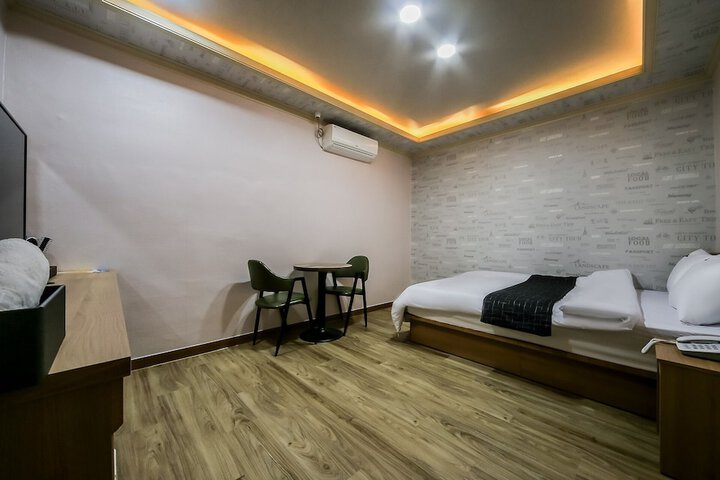 Room 7 of 10