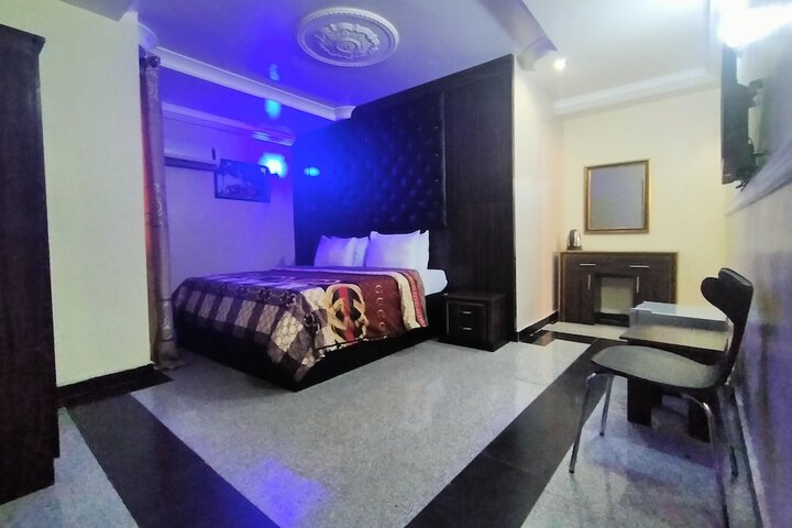 Room 10 of 34