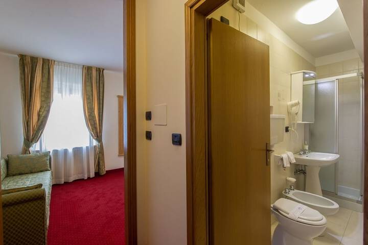 Room 5 of 40