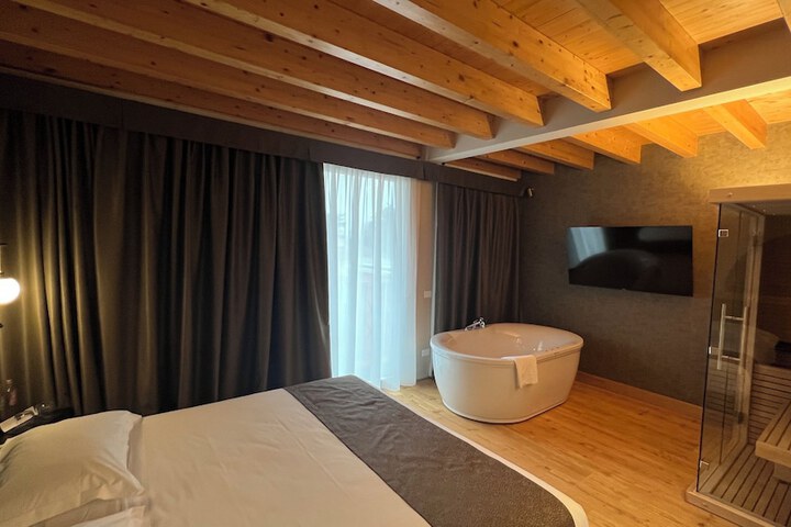 Room 37 of 233