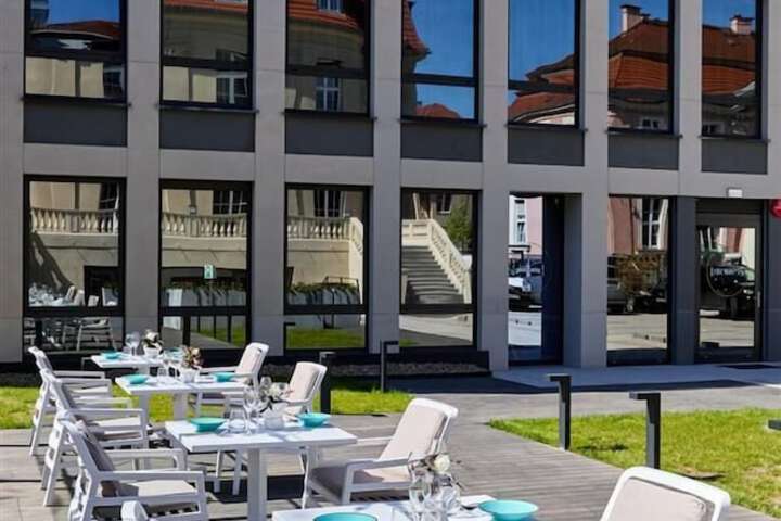 Hotel Exterior 44 of 48