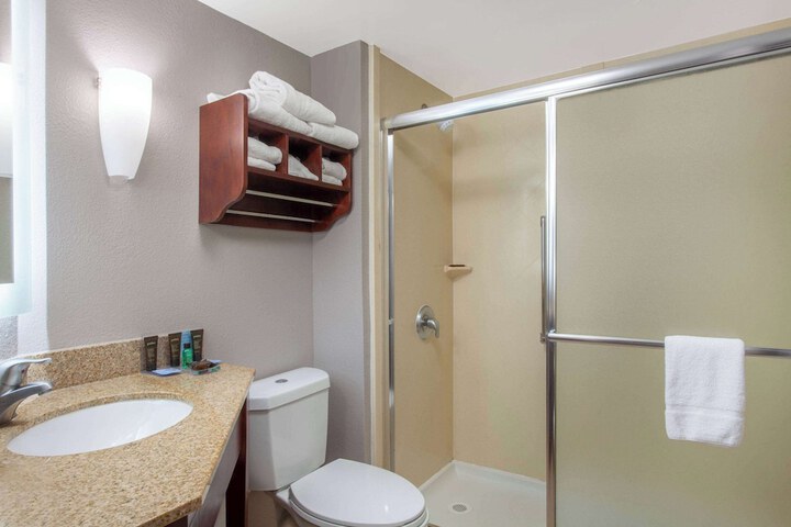 1 Double Bed Accessible (6 of 9)