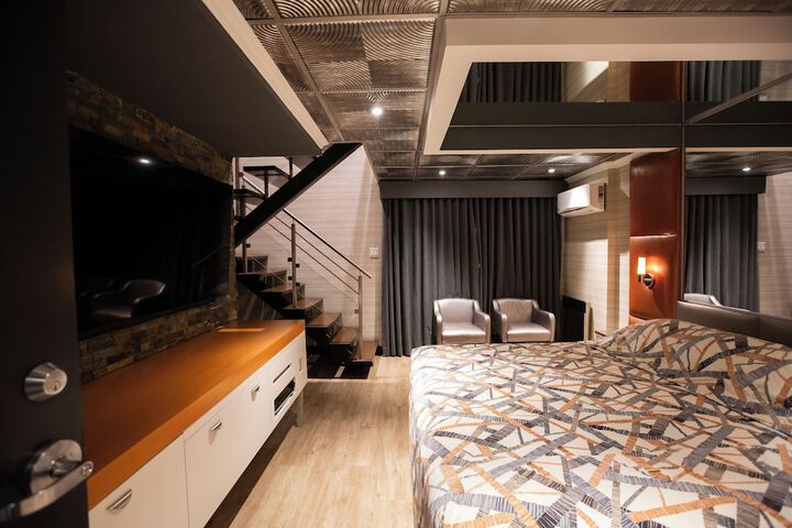 Room 32 of 49