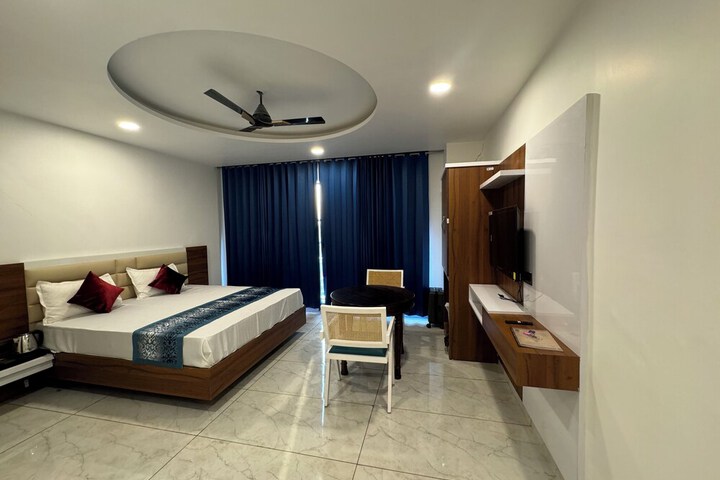 Room 4 of 9