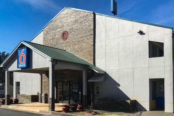 Exterior of Motel 6 Cartersville GA