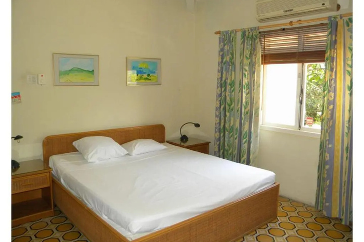 Room 5 of 16