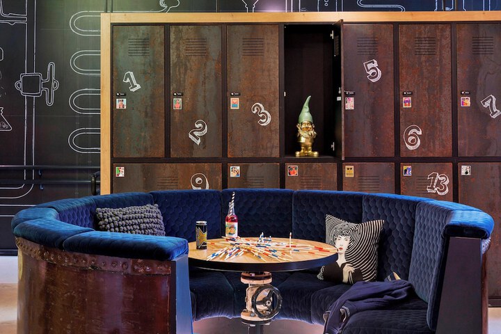 Lobby lounge