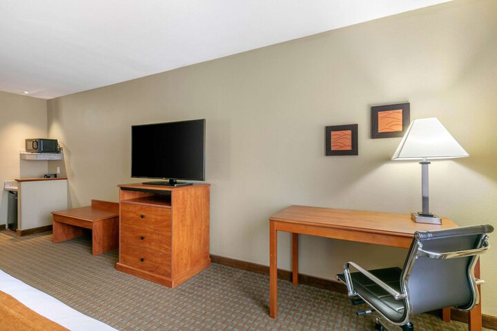 2 Queen Beds (3 of 12)