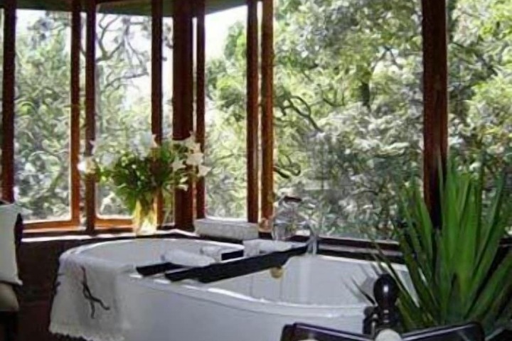 Deep soaking bathtub