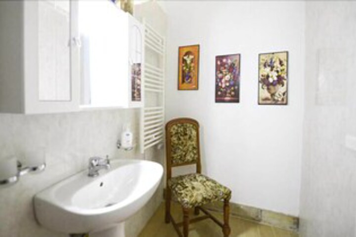 Room 4 of 16