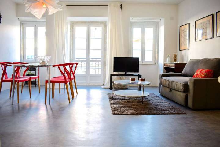 Modern Bright Open Plan Living in Trendy Lisbon