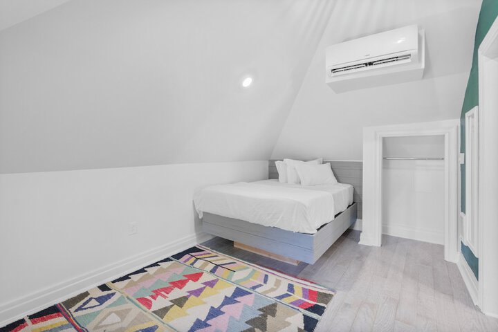 Room 4 of 33