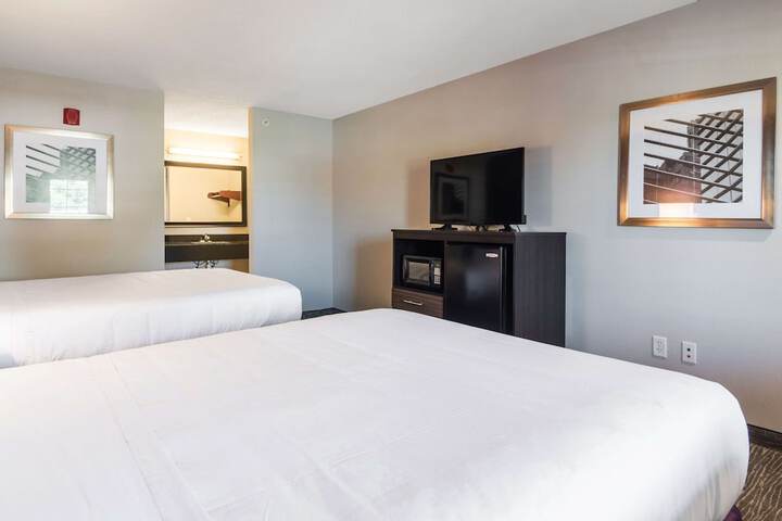 2 Queen Beds (2 of 13)