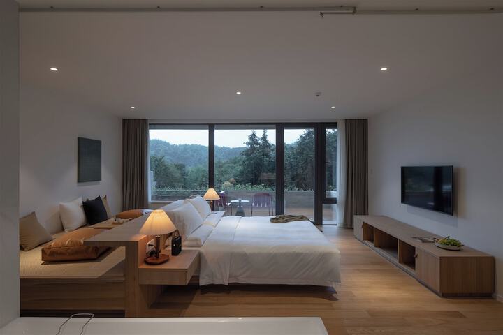 Room 33 of 218