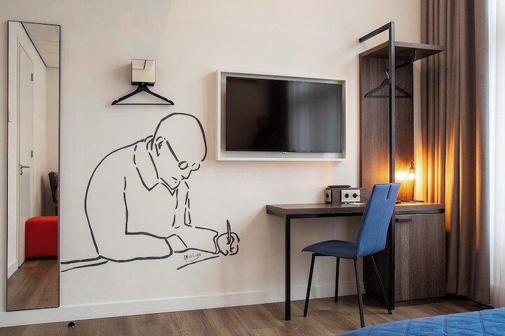 Room 13 of 35
