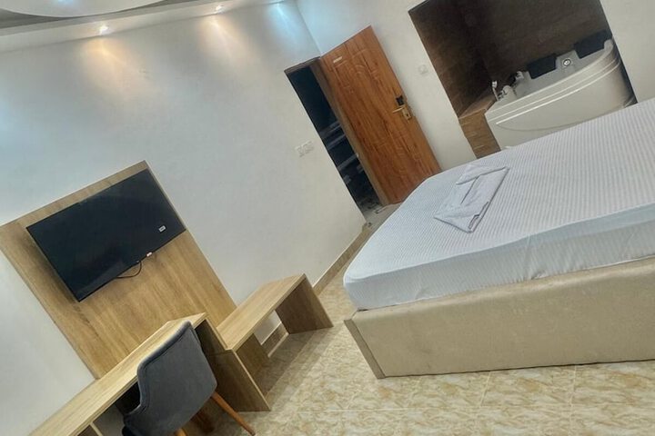Room 5 of 12