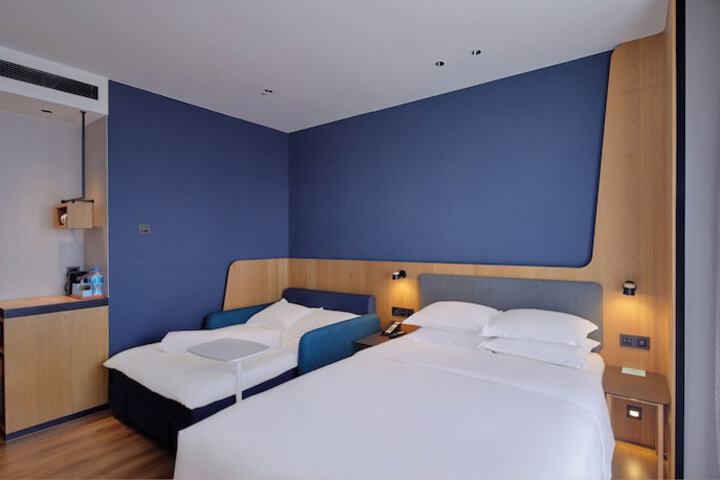 Room 10 of 82