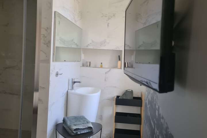 Room 106 of 118